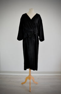 Musta kimonohihainen mekko